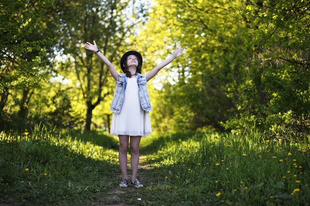 Ragazza nel parco la sera di una giornata di sole in primavera