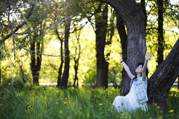 Ragazza nel parco la sera di una giornata di sole in primaveraxA