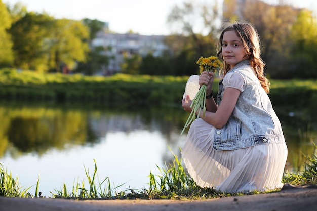 Ragazza nel parco la sera di una giornata di sole in primaveraxA