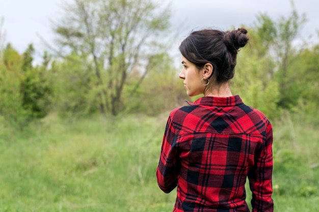 Ragazza nel prato