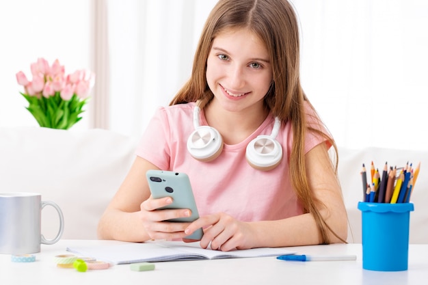 Ragazza nel tempo libero con il telefono