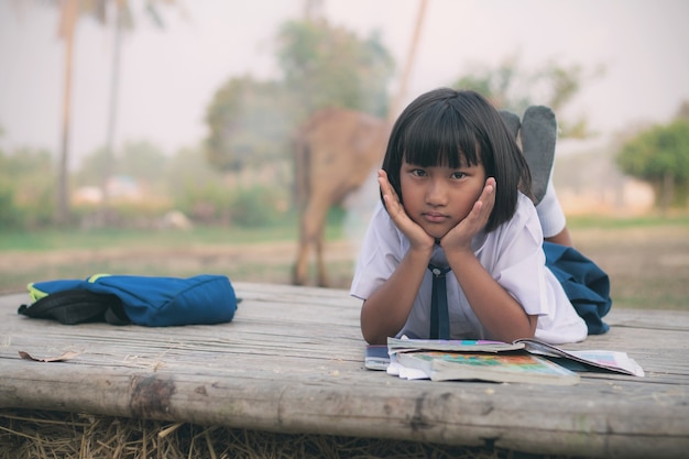 Ragazza nella campagna della Thailandia.