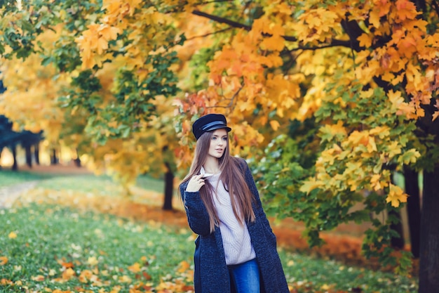 Ragazza nella foresta d&#39;autunno