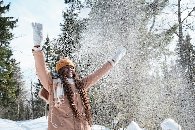 Ragazza nera che si diverte il giorno d'inverno