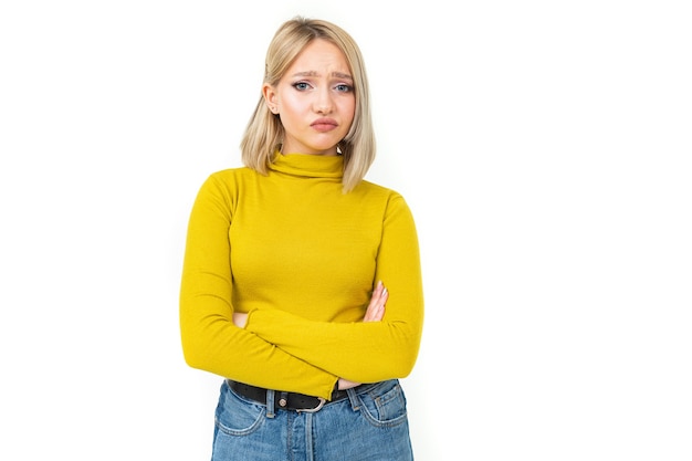 Ragazza offesa indignata in stile casual su sfondo bianco.