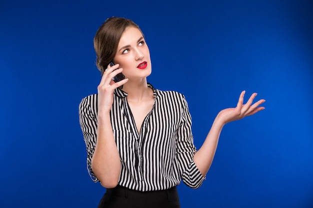 Ragazza parla al telefono