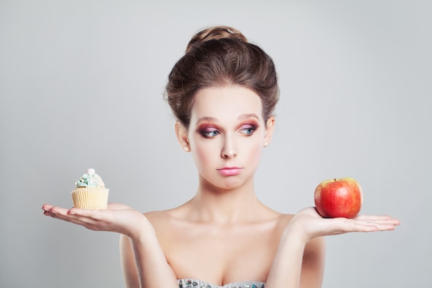 Ragazza perfetta con frutta alla mela e merenda dolce