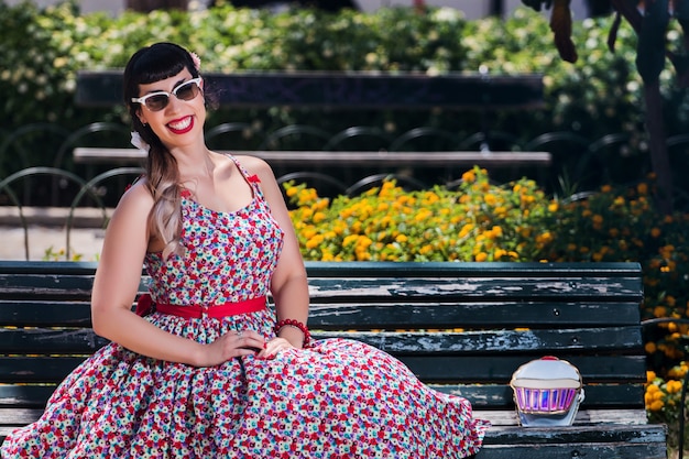 Ragazza Pinup rilassante nel parco