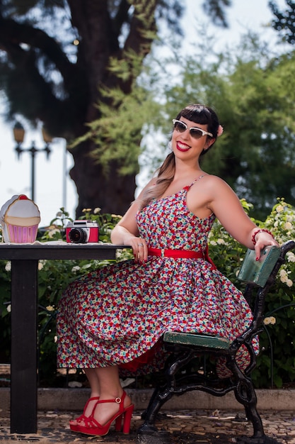 Ragazza Pinup rilassante nel parco