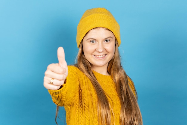 Ragazza positiva dell'adolescente pollici in su