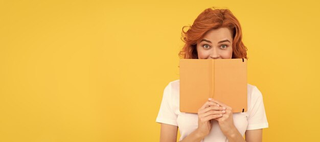 Ragazza positiva pianificatore di attesa su sfondo giallo scuola Donna isolato volto ritratto banner con spazio di copia