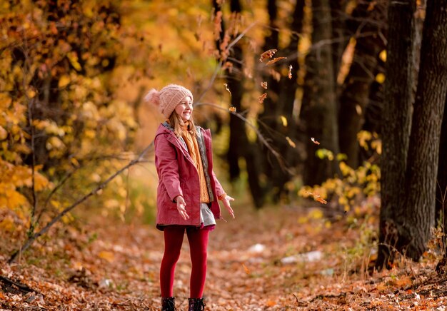 Ragazza preadolescente al parco d'autunno