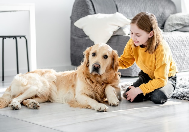 Ragazza preadolescente con cane golden retriever