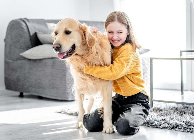 Ragazza preadolescente con cane golden retriever