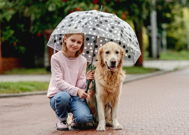 Ragazza preadolescente con cane golden retriever