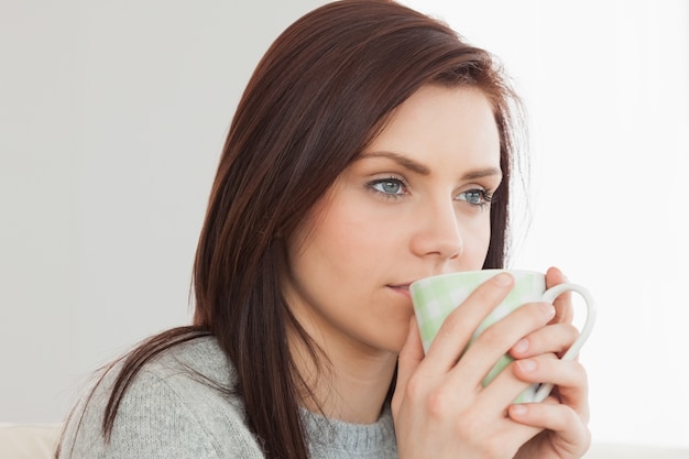 Ragazza premurosa che beve una tazza di caffè