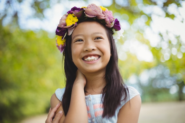 Ragazza premurosa che sorride nel parco