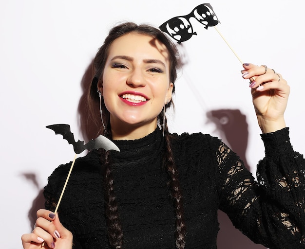 Ragazza pronta per la festa su sfondo bianco Concetto di Halloween