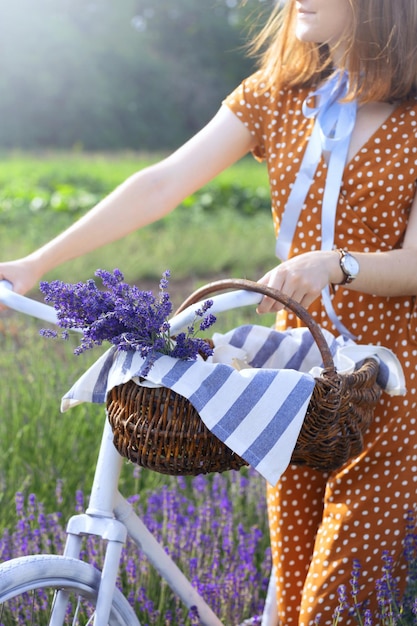 Ragazza provenzale al campo di lavanda