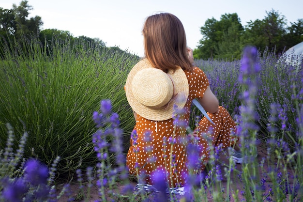 Ragazza provenzale al campo di lavanda