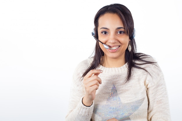 Ragazza rappresentante del cliente con auricolare