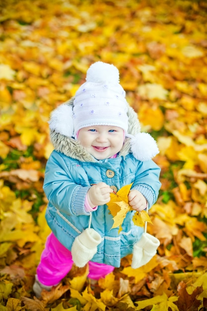 Ragazza Ridere Con Foglia Gialla