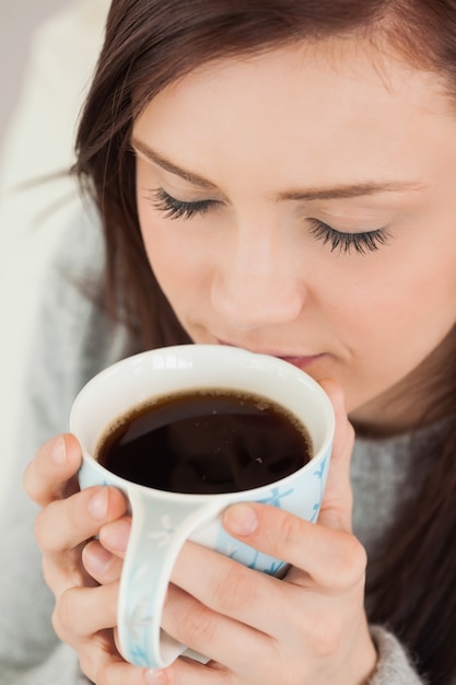 Ragazza rilassata che beve una tazza di caffè