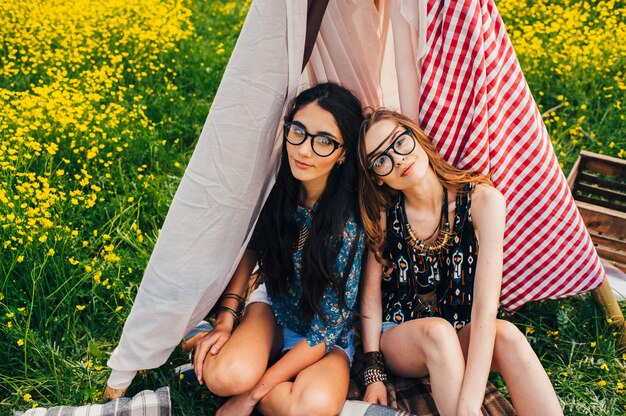 Ragazza romantica hippie in piedi in un campo. Estate. Stile hippie