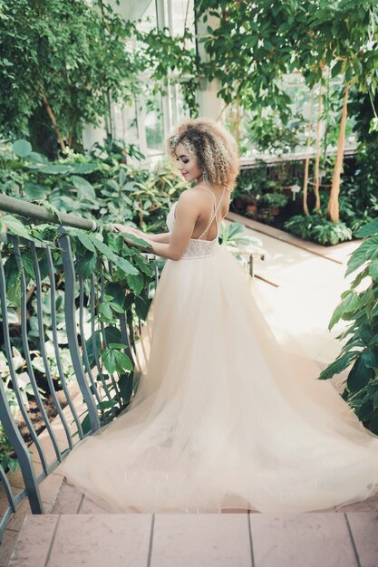 Ragazza romantica in un abito da sposa chic