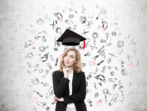 Ragazza rossa con cappello di laurea levitante e schizzi educativi