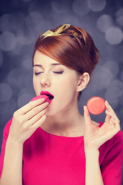 Ragazza rossa con macaron per San Valentino.