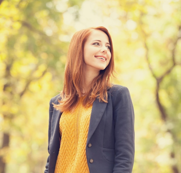 Ragazza rossa in autunno all'aperto