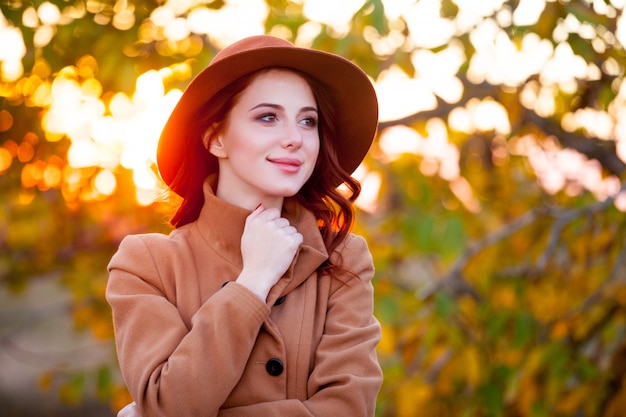 Ragazza rossa in vestiti di stile