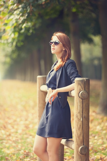 Ragazza rossa nel parco di Versailles