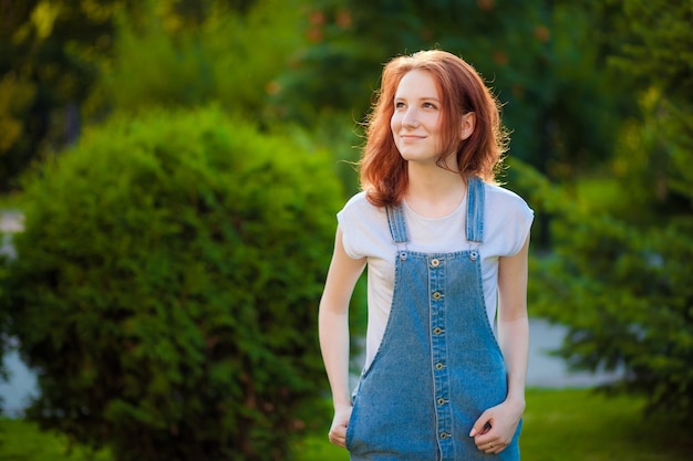 Ragazza rossa nel parco verde