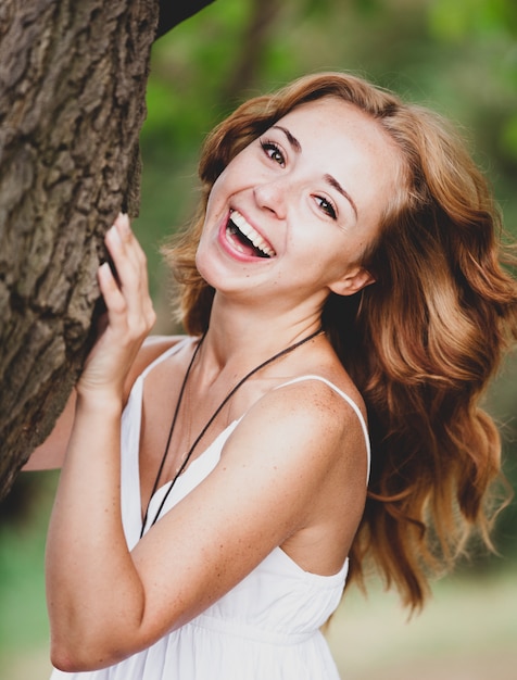 Ragazza rossa nel parco.