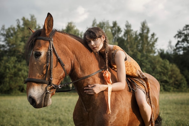 Ragazza russa a cavallo, natura primaverile, uomo e animale