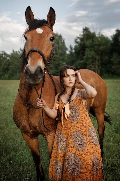 Ragazza russa a cavallo, natura primaverile, uomo e animale