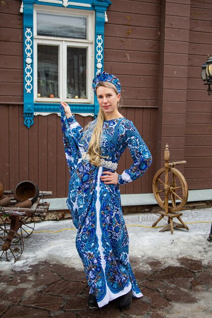 Ragazza russa in costume nazionale russo inverno in un villaggio