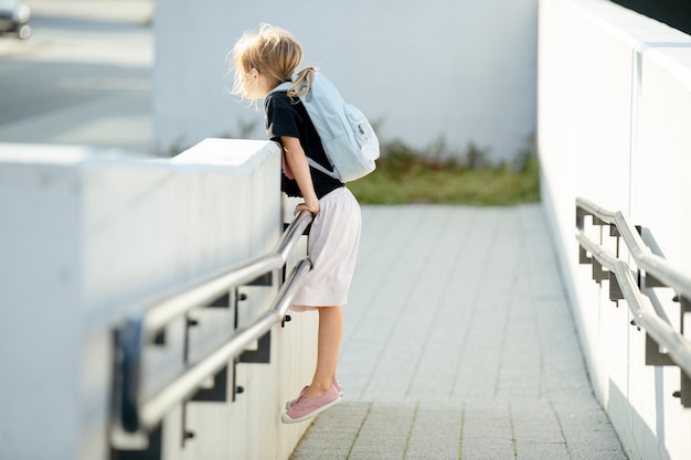 ragazza saltò appeso arrampicandosi sulla ringhiera distogliendo lo sguardo