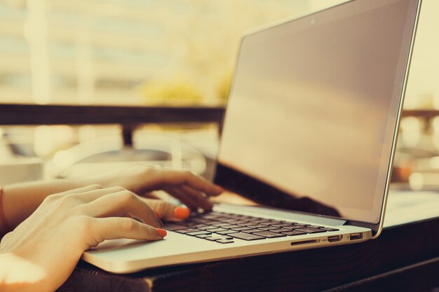 Ragazza scrivere su un computer portatile