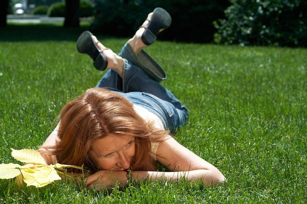 Ragazza sdraiata su un prato al parco