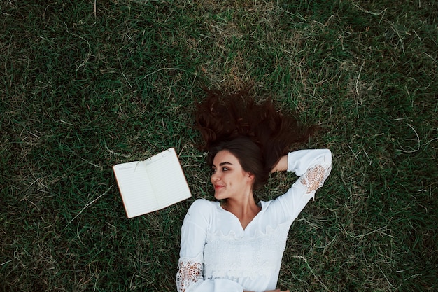 Ragazza sdraiata sull'erba verde