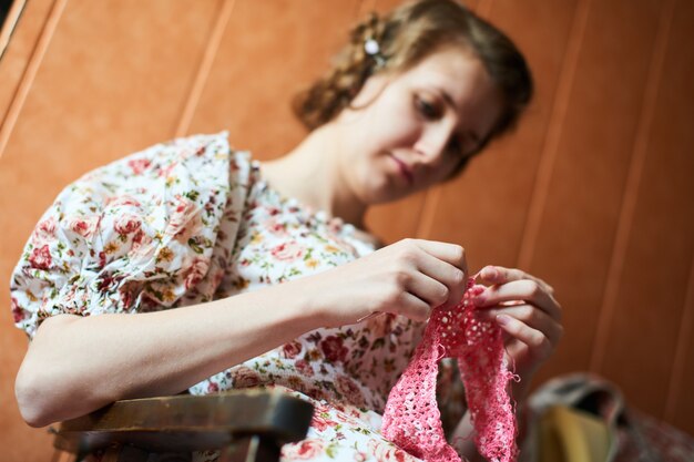 Ragazza seduta a maglia prodotto fatto a mano