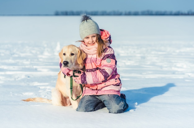 Ragazza seduta accanto al cane