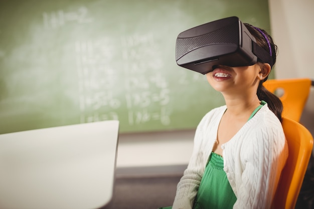 Ragazza seduta con gli occhiali di realtà virtuale