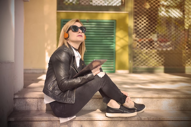 Ragazza seduta con tavoletta digitale