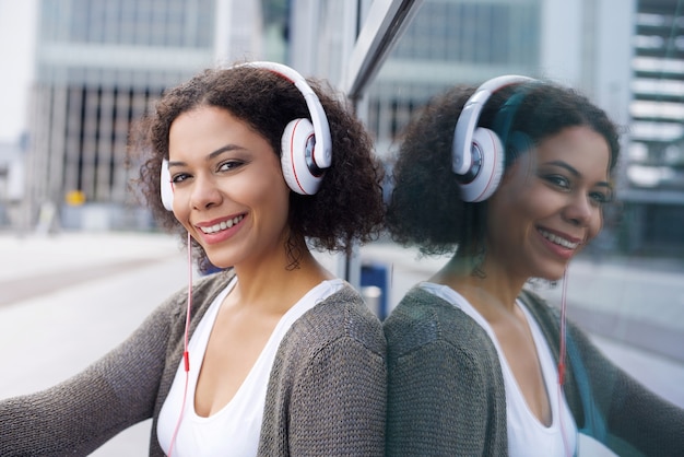 Ragazza seduta e ascoltando musica in cuffia