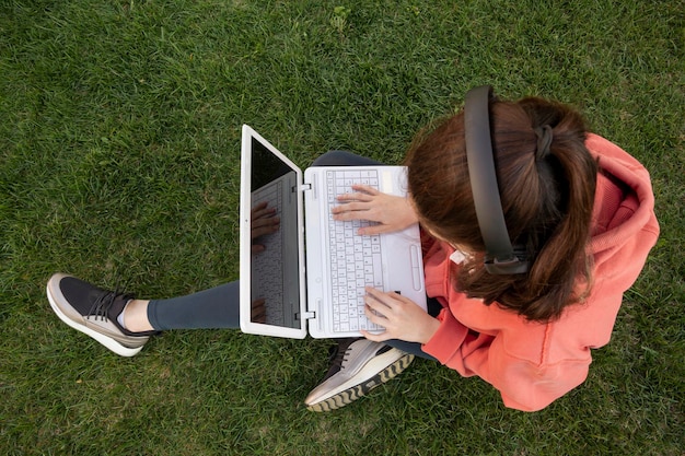 Ragazza seduta nel parco