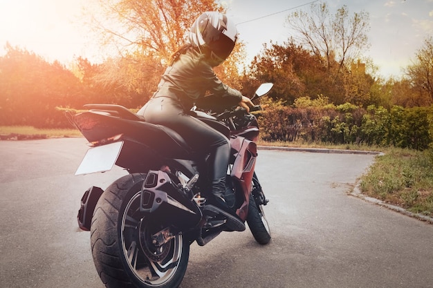 Ragazza seduta su una moto